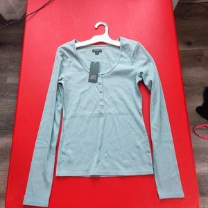 NWT Wide Fable Top Women's Size M light blue Colour Long sleeve